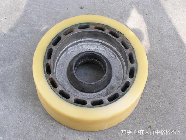 聚氨酯包膠輪為電動(dòng)叉車(chē)提供高效保護(hù)